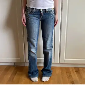 Såå snygga lågmidjade vintage jeans från Replay!💕Modellen är 158cm😇Midjemått: 72cm Innerbenslängd:76cm