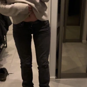 Lågmidjade zara jeans - Lågmidjade jeans från zara, mörkgråa och i nyskick! 38cm: midjemått tvärs över 84cm: innebenslängd🩷