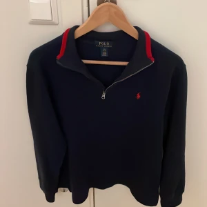 Ralph Lauren Zip up - Ralph lauren zip up som har storlek L men passar mer som M