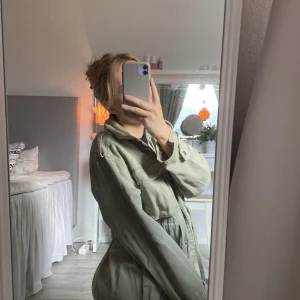 Jacka - Säljer denna fina jacka 💕 köpte på plick men säljer då den är lite för stor för mig 💕