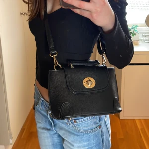 Väska med justerbart band - Fin väska i bra kvalitet, köpt i Cypern💗 Bandet är justerbart