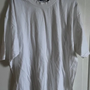 Basic T-shirt  - Vit lång T-shirt 