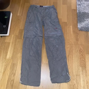 Vida grön/grå cargopants - Storlek S/36. Säljs då de tyvärr inte kommer till användning längre. Går att göra till shorts genom att dragkedjan i mitten av byxorna. För fler bilder/info skriv i DM😇💓