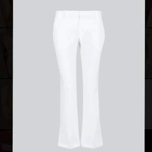 Vita kostymbyxor från bikbok, uppsydda själv så passa den som är 155cm. Aldrig använda men säljer för 100kr då jag sytt upp dom. Stolek 34