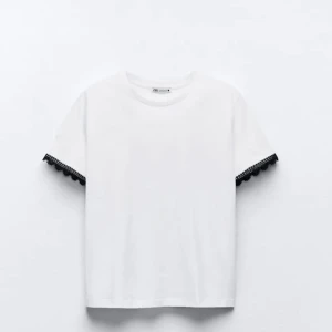 Zara t-shirt  - Vit t-shirt med svart spets från zara! Oanvänd med lappar kvar, gratis frakt just nu!💕