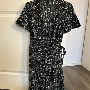 Klänning  - Klänning från vero moda, den är använd 1 gång, stl xs 