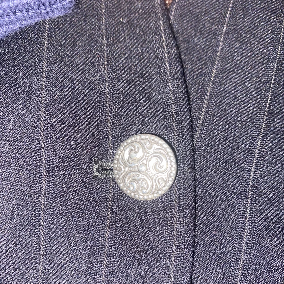 Randig svart väst med silvriga knappar - 91