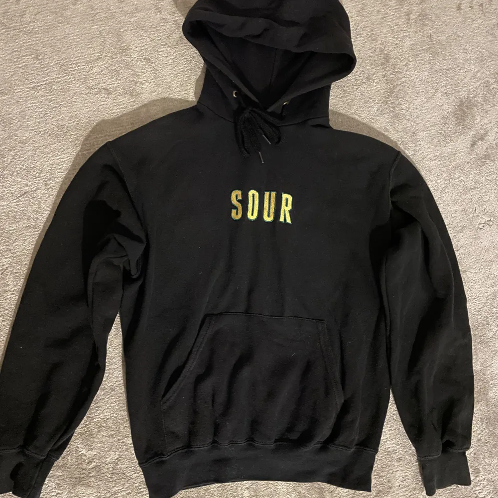 Säljer nu min Sour solution hoodie då den är för liten för mig. Jättebra skick och är väldigt skön. Skriv ifall du undrar något och priset kan diskuteras!😁. Hoodies.