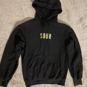 Sour solution hoodie - Säljer nu min Sour solution hoodie då den är för liten för mig. Jättebra skick och är väldigt skön. Skriv ifall du undrar något och priset kan diskuteras!😁