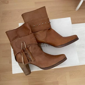 Bruna klackskor - Bruna boots från Scorette, väldigt bekväma, riktigt läder på toppen ock på botten i storlek 37.5. för bara 269kr. 🩵