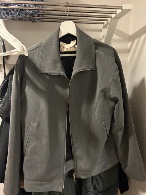 Jacka Djerf Avenue  - Grå jacka från Djerf Avenue i storlek S. Använd men i väldigt bra skick! Inga fläckar eller märken osv. 