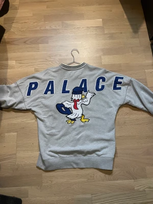 Palace crewneck  - Bra skick 