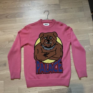 Palace crewneck  - Ljuset på bilden är lite ljust tröjan är lite mörkare i verkligheten 