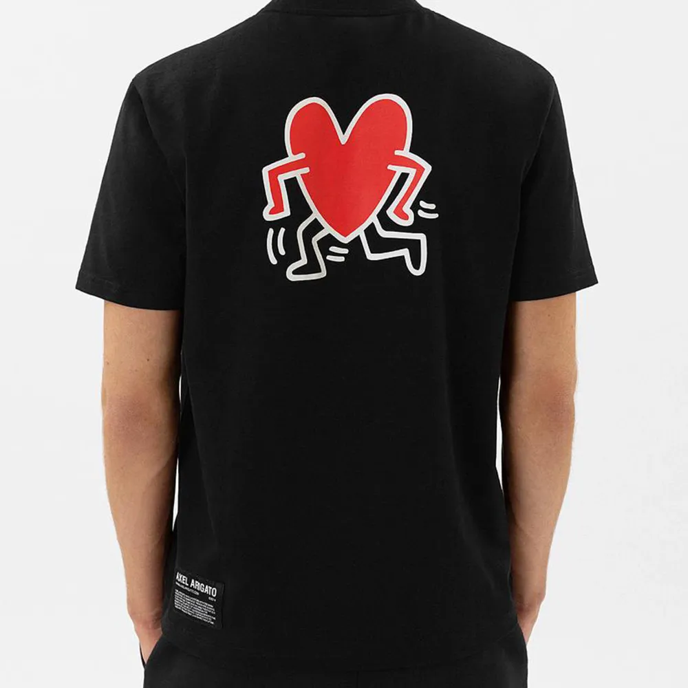 Säljer min Arigato Keith Haring T-shirt i dam modell. Såå fint tryck på ryggen!! Den är endast använd ett fåtal gånger och är i super fint skick💕💞 säljer då det inte är min stil och den ej kommer till användning!. T-shirts.