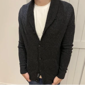 Ralph lauren cardigan  - En sjukt snygg och kvalitativ stickad kofta i fint skick från Ralph lauren, perfekt inför hösten. Gjord i merinoull, väldigt fint material. Storlek M. Hör av er vid frågor 