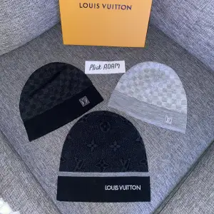 Fetaste Louis Vuitton mössor helt nytt med ytterkartongen! Passa båda killar och tjejer👕👕 hör av er! Möts samt fraktar  