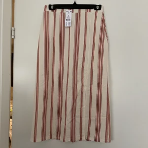 Kjol med slits S - Oanvänd kjol med slits i strl S. Lappen kvar. 