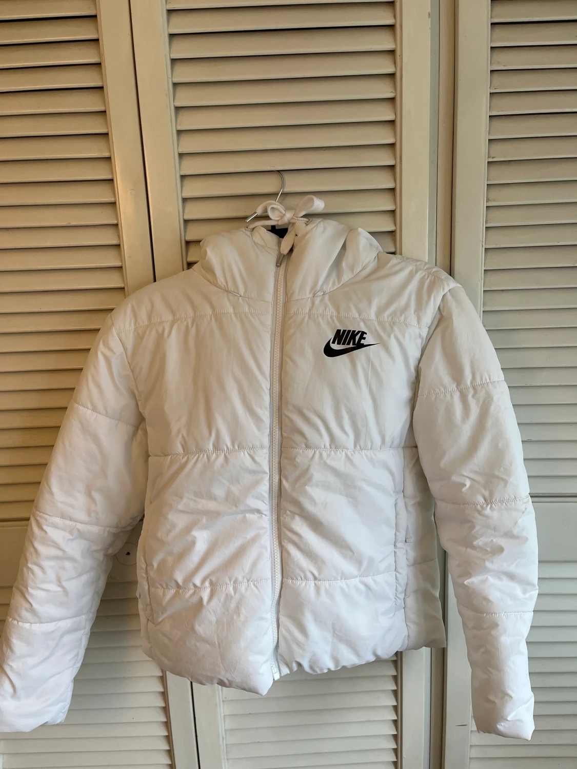 Vit vinterjacka från nike