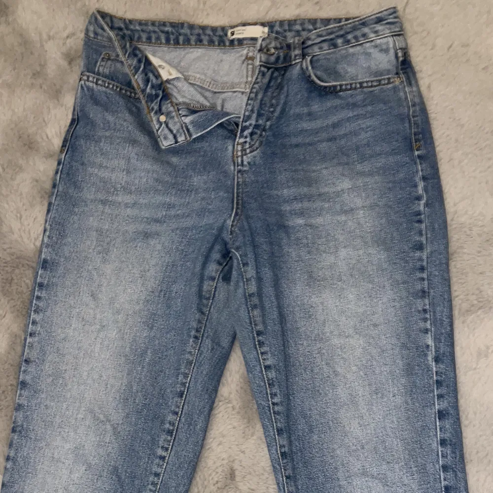 Jätte fina jeans från gina💕 Säljer då dom blivit för små för mig men dom är i fint skick och tror dom skulle passa bättre på någon annan😇. Jeans & Byxor.