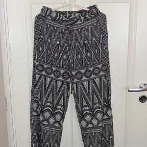 Byxor  - Ett par byxor med fickor från hm. Oanvända. 