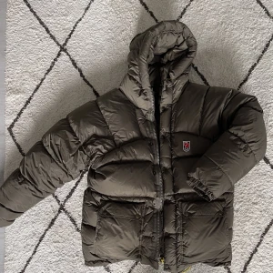 Fjällräven expedition - Säljer min fjällräven jacka därav inte min storlek. Köpte på plick jätte bra skick inga skador mer bilder om du är intresserad. 