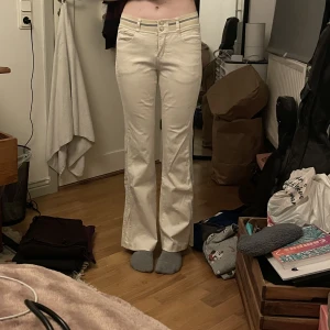 Utsvängda byxor - Sköna och bekväma. Stretchigt material och nästan aldrig använda. Skriv för mer frågor😽