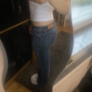 Lågmidjade utsvängda jeans  - Säljer dessa jättefina lågmidjade utsvängda jeans från only!! Perfekt utsvängda och sitter jättefint i midjan! Dem är i storlek W29/L32 som referens så är jag har jag 36 och är 163🩷🩷