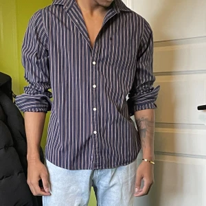 Randig skjorta - Skjorta i nyskick endast använd vid få tillfällen, pris kan diskuteras 💞