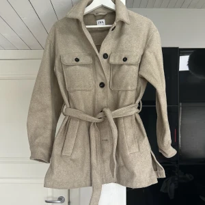 Zara kappa - Skriv för mer information. 🩶