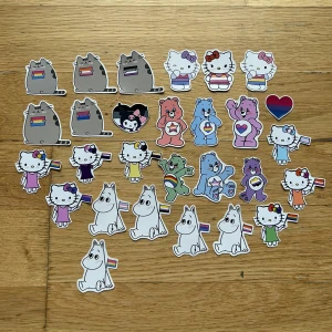 Pride klistermärken 3 - KLISTERMÄRKEN, som jag gjort. Perfekta att sätta på mobil, dator eller i böcker! Frakt 15 kronor. 8 kronor styck, 5 st för 35 kr, 10 för 65 kr. ca 2-5,5 cm