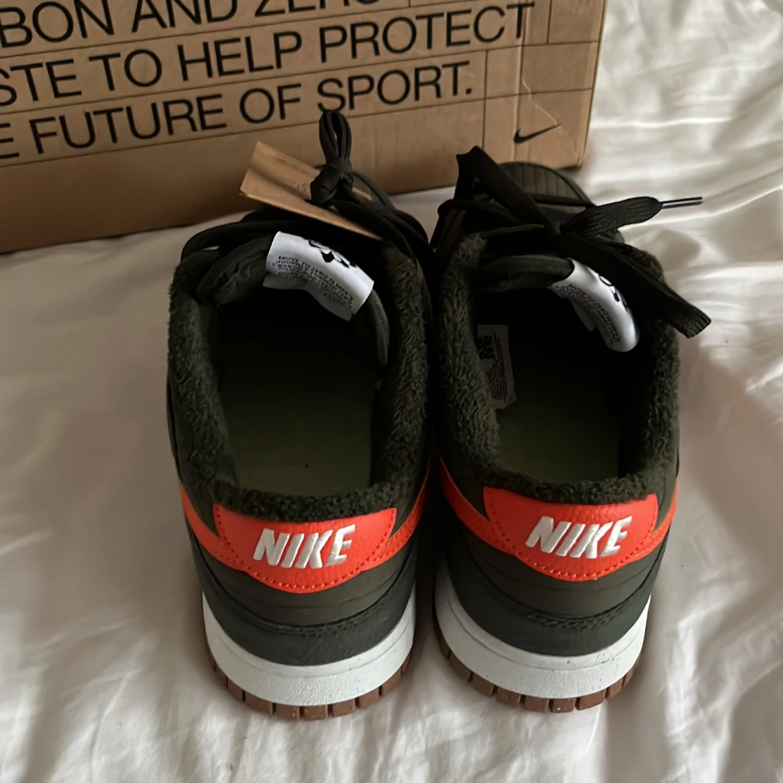 Ett par sprillans nya dunks Low Toasty sequoia