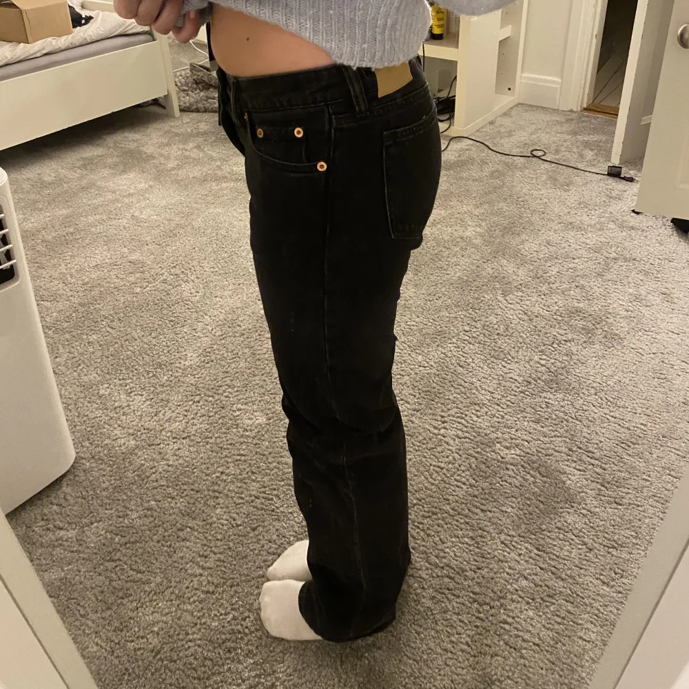 As snygga jeans från Weekday i modellen Arrow Low i färgen Tuned Black.💕 Säljer pågrund av att dom aldrig kommit till användning. . Jeans & Byxor.