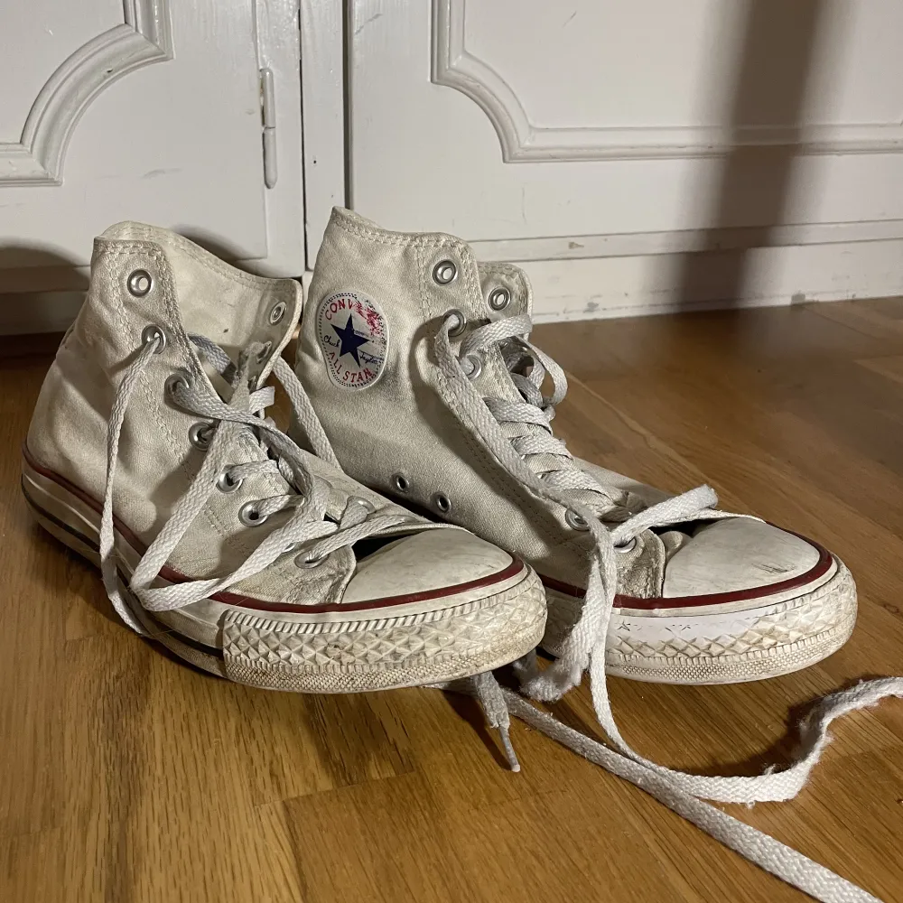 vita converse! strlk 41,5  lite smutsiga, men inte sönder. +inlagd extra sula finns. köpta secondhand, men inte användt  mycket själv.. Skor.