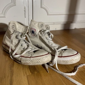 vita converse - vita converse! strlk 41,5  lite smutsiga, men inte sönder. +inlagd extra sula finns. köpta secondhand, men inte användt  mycket själv.