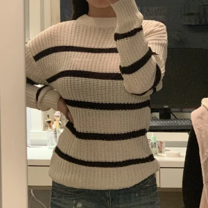 Stickad tröja - Fin stickad tröja från lager 157 perfekt inför vintern. Inga tecken på användning. Säljer pga inte längre min stil. 