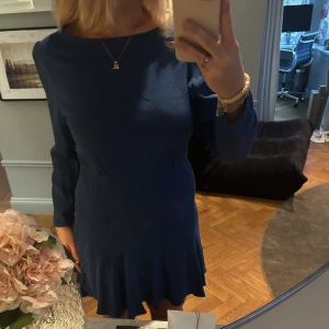 Klänning &Other Stories - En koboltblå klänning med ”prickigt” mönster och båtringning vid halsen. Faller väldigt snyggt på kroppen. Fina detaljer på axlarna. Väldigt fint material samt bra skick.