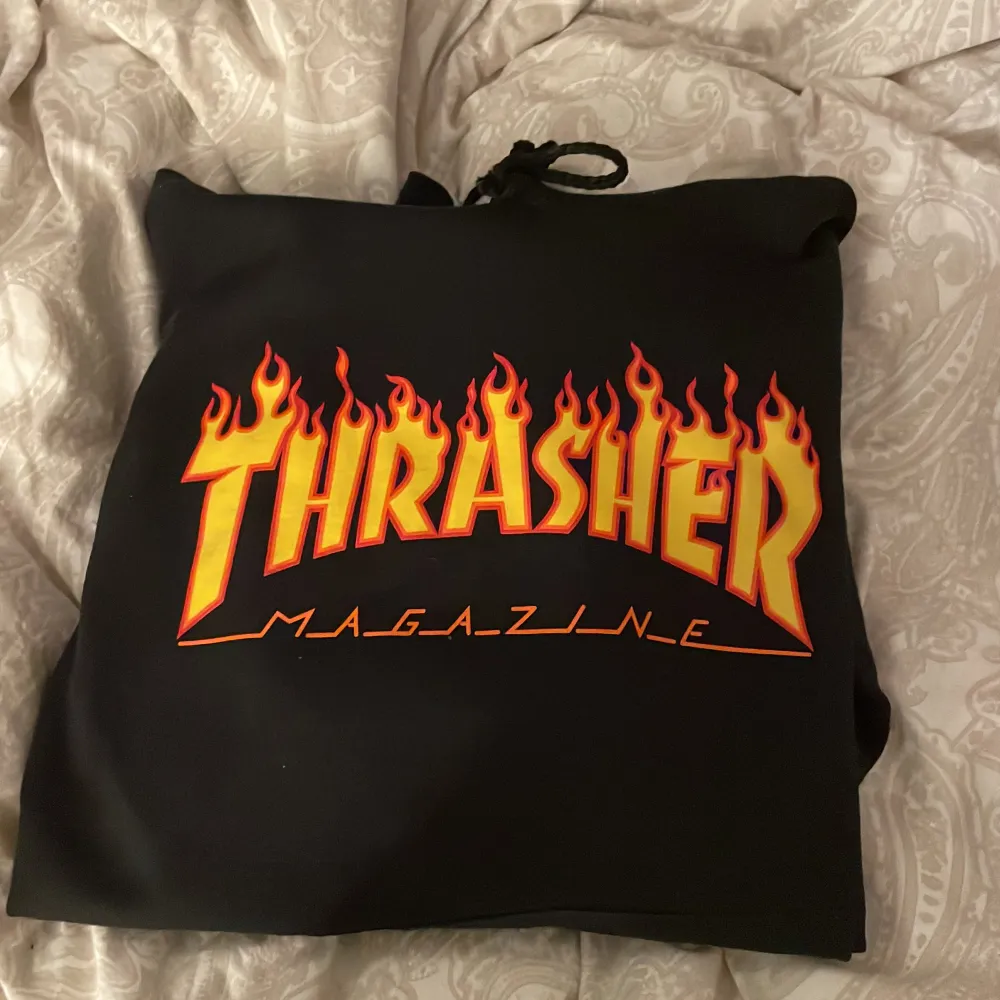 Säljer en superfin thrasher hoodie med eldsflammor. Jötte fint skick💗. Hoodies.