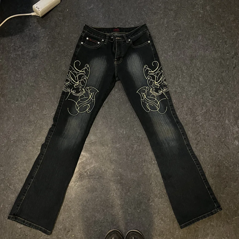 Säljer dessa Dolce&gabbana jeans då jag inte använder dem. Använda få gånger helt nytt skick. Finns fler bilder. kan inte returneras. Kan mötas upp i Lund eller Malmö . Jeans & Byxor.