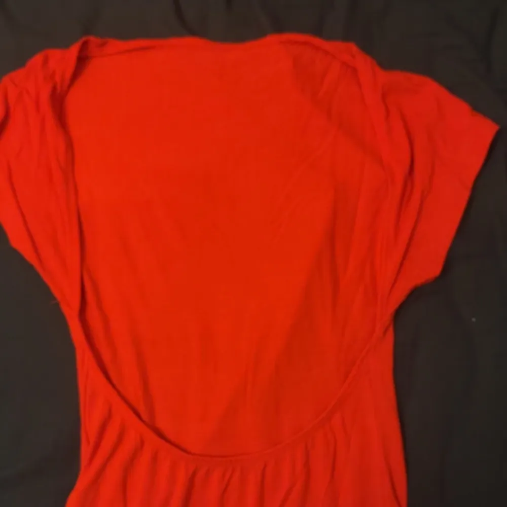 säljer denna rygglösa t shirten från shein i färgen röd. T-shirts.