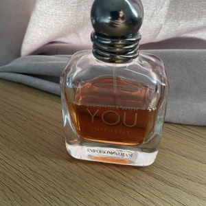 Armani STY (Intensely) - Säljer Armani intensely, används inte just nu därför säljer jag, använd men mer än hälften kvar, perfekt till vintern. Läs  bio innan köp har tyväär inget kvitto. Ställ frågor om ni har. 😊 