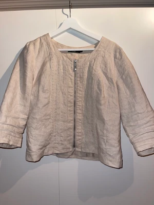 Trekvarts jacka - Jätte fin trekvarts jacka från isolde i storlek L men skulle säga den sitter mer som M. Frakt tillkommer💕