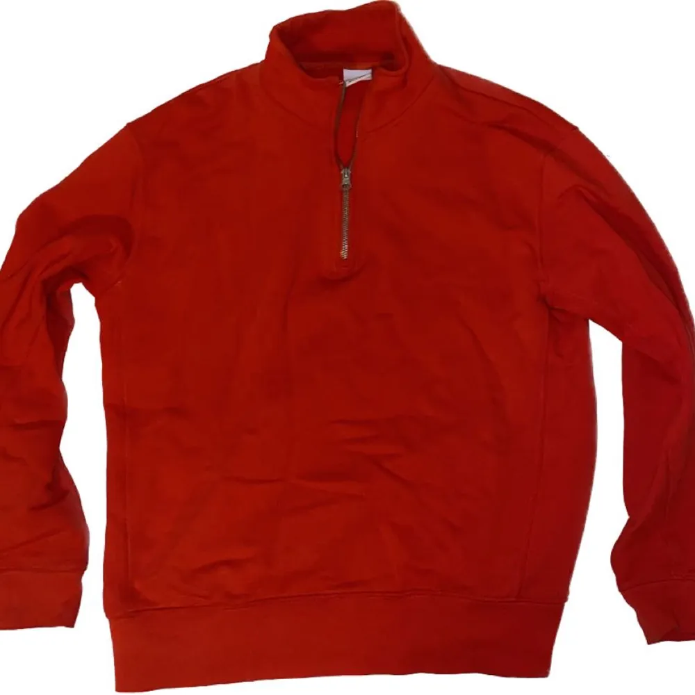 En snygg röd half zip tröja från zara, säljer då den inte längre används. Tröjan är i toppskick. kontakta mig vid funderingar! Pris kan diskuteras. Tröjor & Koftor.