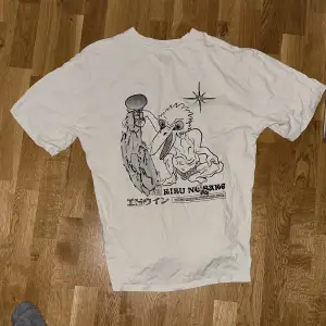 Snygg tröja från märket edwin, köpt på size?. Säljer denna t-shirt då jag inte har använt den något sen jag köpte den. Alltså är den oanvänd. Storlek L men passar M