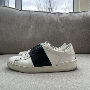 Valentino skor - Säljer mina Valentino skor! Använder inte längre skorna så därför säljer ja de.  Riktigt bra skick, inte använda så mycket. Hör av dig vid övriga frågor! Dustbag ingår 