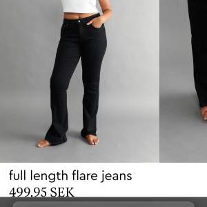 Säljer mina svarta bootcut jeans från gina. Tror dom är mid waist men sitter som low waist enligt mig. Perfekt i längden för mig som är 166