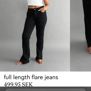 Svarta bootcut jeans  - Säljer mina svarta bootcut jeans från gina. Tror dom är mid waist men sitter som low waist enligt mig. Perfekt i längden för mig som är 166