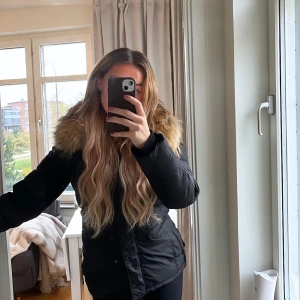 Hollies jacka - Varm jacka som både är vind och vattentät. Både luvan och pälsen går att ta bort. Använd en vinter och är i väldigt bra skick. Strl 34