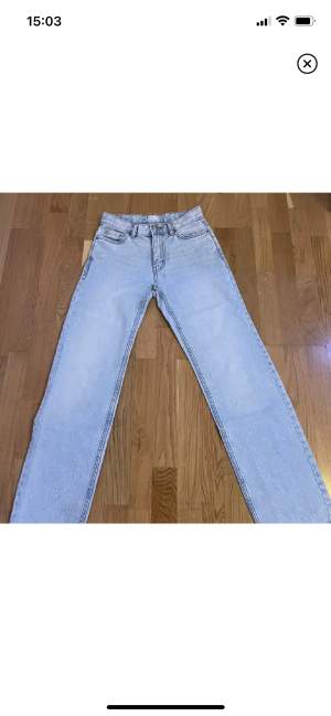Säljer mina ljusblå lågmidjade jeans från Gina Tricot då det tycker blivit försmå💙Innerbenslängden är 80 och midjemåttet är 36x2