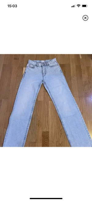 Lågmidjade Jeans  - Säljer mina ljusblå lågmidjade jeans från Gina Tricot då det tycker blivit försmå💙Innerbenslängden är 80 och midjemåttet är 36x2