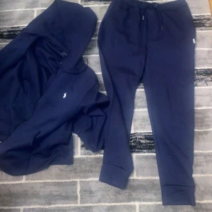 Polo tracksuit  - Säljer en väldigt fin polo ralph lauren tracksuit storlek L i färgen mörkblå, den är i väldigt fint skick ej använt den mycket